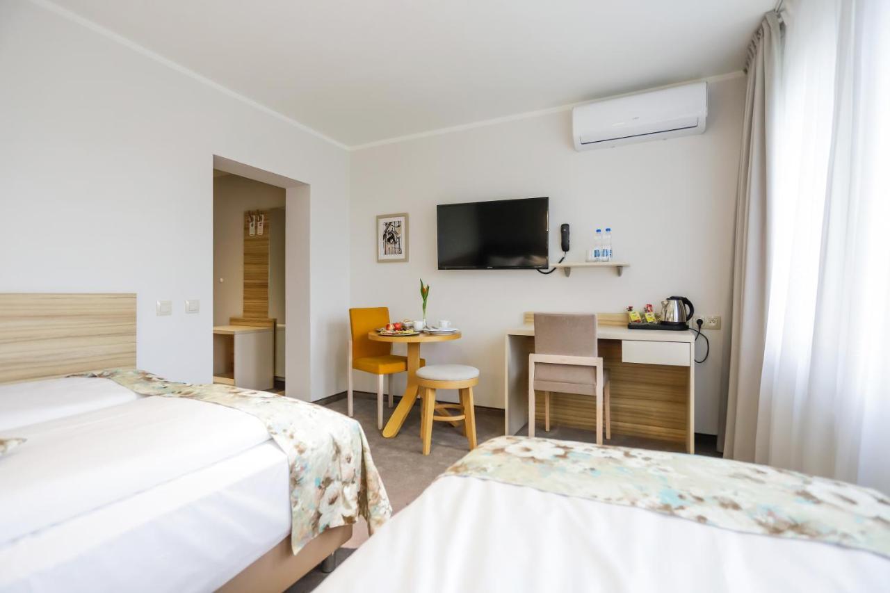 Poznan West Hotel - Airport Экстерьер фото
