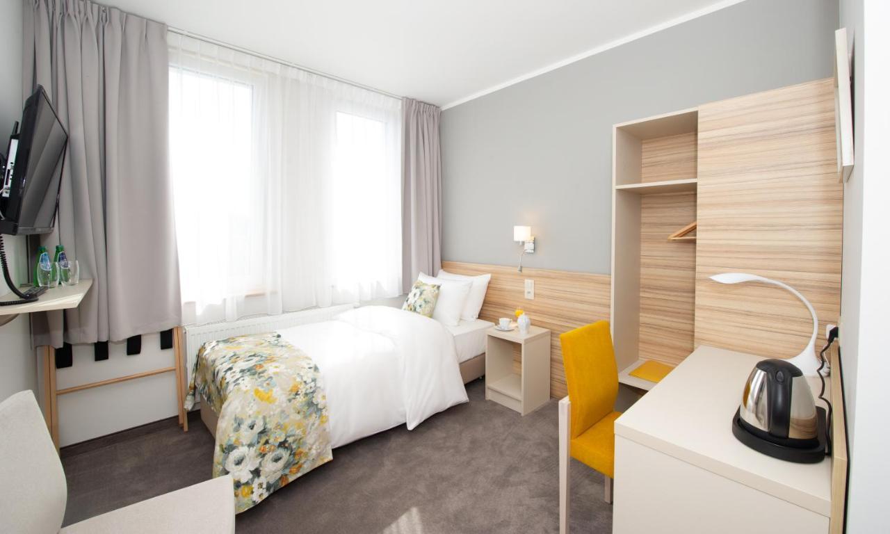 Poznan West Hotel - Airport Экстерьер фото